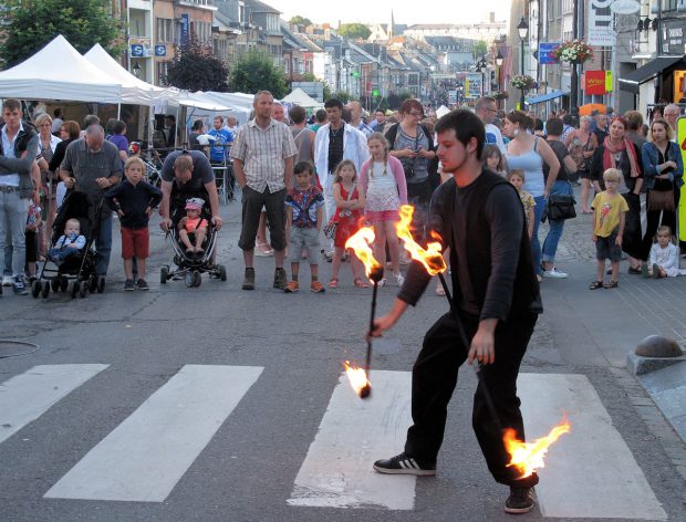 Een straatartiest in vuur en vlam!