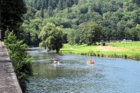 Kanoërs op de rivier de Semois bij Bouillon.