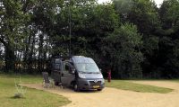 Op de nieuwe camperplaats, in 'je eigen vakje'. Voor het eerst de antenne weer opgezet (de 12m lange hengel aan de achterkant) en even gezellig met de hobbyvrienden in Kampen zitten kletsen.