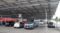 De gehele parkeerplaats onder een dak van zonnepanelen!