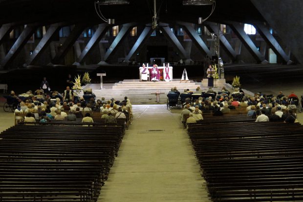 De moderne ondergrondse kerk met plaats voor 20.000 mensen! Het is, na de St. Pieter in Rome, de tweede grootste kerk ter wereld.