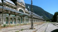 Het sinds 1970 verlaten station van Canfranc...