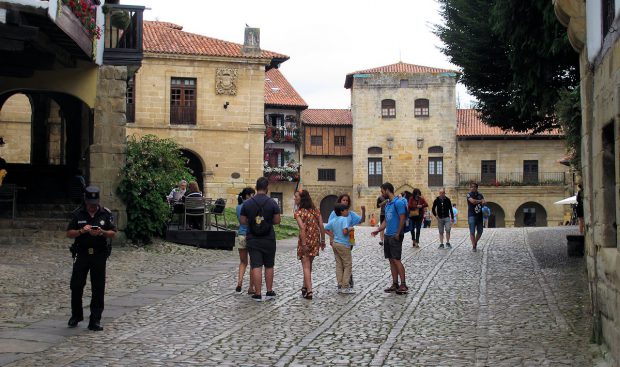 In Santillana del Mar, waar zelfs politieagenten de tijd hebben om met thuis te WhatsAppen...