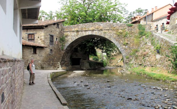 Wandelen langs de rivier in Potes.