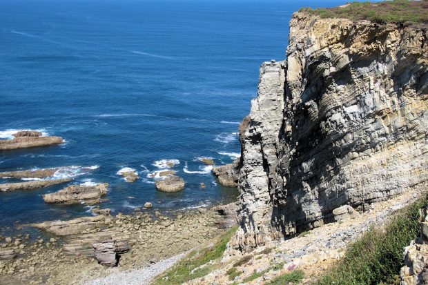 Mooi, die scheefgestelde afzettingsgesteenten: allemaal laagjes, elk uit een eigen geologische periode.