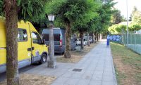 Parkeren in een doodlopende straat in het centrum van Santiago, op loopafstand van de kathedraal. De 'buren' (gele bus) hebben hier zelfs de nacht doorgebracht. Kan allemaal!