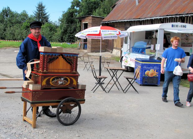 Draaiorgelmuziekje erbij. Op de achtergrond ijs van de boerderij, vanuit een oude Citroën Hy.