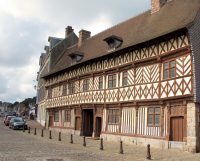 Historische panden langs de haven in Saint-Valery-en-Caux.