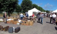 De zaterdagse antiek/rommelmarkt in St. Cast. Niet echt de moeite...