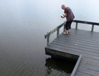 Femma strooit de as van onze hond uit in het water van de Groene Ster buiten Leeuwarden.