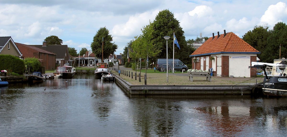 Het haventje met camperplaats in het dorp Oudega.