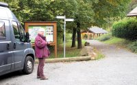 Femma met de GPS. Op de achtergrond, onder het afdak, de kleine aquaduct-brug in Urfey.