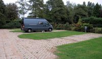 Camperplaats Het Uilennest in Hurwenen, omgeving Zaltbommel. Een prima plekje voor € 12,50 incl. stroom, water, toilet legen enz.