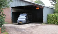 De bijzondere ingang (nu uitgang) van de camperplaats in Hurwenen.