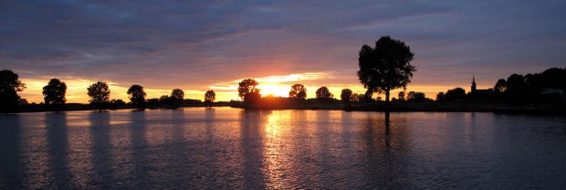 De ondergaande zon vanaf de veerboot, tijdens de oversteek.