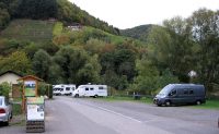 Aan de Ahr, op de eenvoudige camperplek in Rech (Ahrtal).