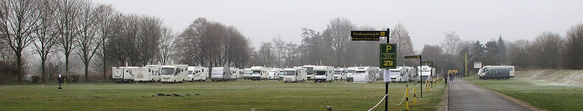 De camperplaats in Goch, altijd voldoende plek! Wij staan rechts, met de achterkant naar dat dijkje. 