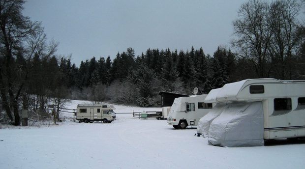 Ons uitzicht vanuit de camper. Op de achtergrond de onderkant van de piste.