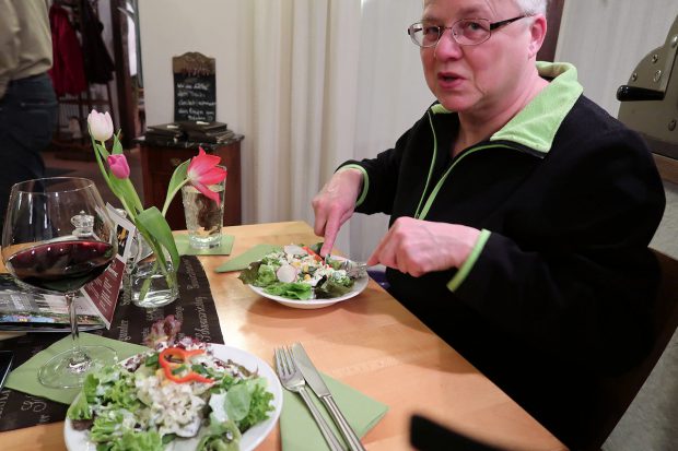 De salade als groente bij het hoofdgerecht wordt altijd als eerste geserveerd. 