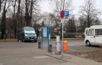 Op de camperplaats in Memmingen. Op de voorgrond het "sani-station" waar je water kunt tanken en je toilet en afvalwatertank kunt legen. 