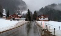 De weg binnendoor van Obermaiselstein naar Oberstdorf. Voor ons ligt een kloof, waar we doorheen rijden.