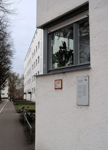 We wandelen dooor de Lessinghof. Modern uitziende flats volgens de stijl van de Nieuwe Zakelijkheid. Gebouwd in... 1930/31!