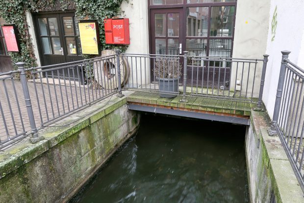 Veel heftig stromende zijarmen van de rivier de Lech, in het oude centrum. Oude watermolens.