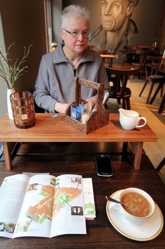 Aan de koffie bij de 'Fuggerei'.