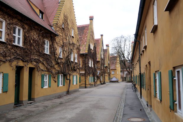 Straatje in de ommuurde wijk 'Fuggerei', de oudste nog werkende vorm van sociale woningbouw ter wereld.