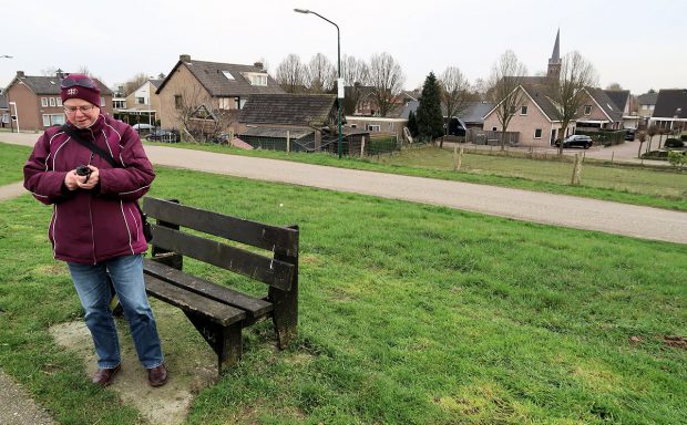 Die geocache moet hier toch ergens zijn... Femma vindt 'm wel!