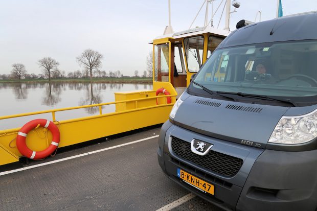 Op de veerboot over de Maas.