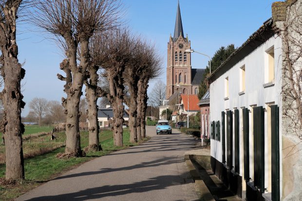 Oude dijkhuisjes in Maasbommel. De Citroën DS die eraan komt is ook niet meer de jongste...