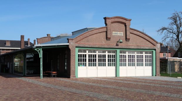 De fraai gerestaureerde tramremise uit 1901 in Druten, in gebruik geweest tot 1934. Hier vonden we een geocache.