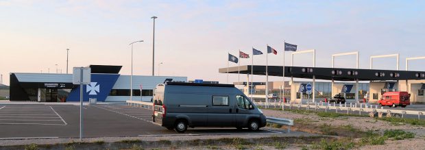 De parkeerplaats bij de ingang van DFDS Seaways in Duinkerken. We overnachten hier, we moeten morgen rond 07.00 uur al in de rij staan.