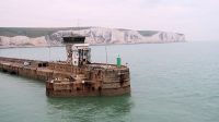 Binnenvaren in de haven van Dover. Op de achtergrond de bekende kalksteen kliffen.