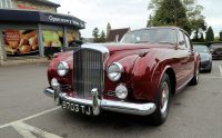 Op de parkeerplaats van de Tesco: een prachtige oude Bentley uit 1956. Ook nog een model waarvan er maar weinig zijn gemaakt...