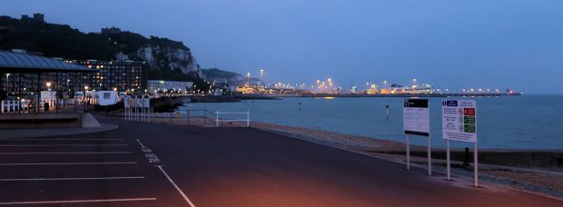 Het uitzicht vanaf de boulevard. In de verte de krijtrotsen, daarvoor de ferryhaven.