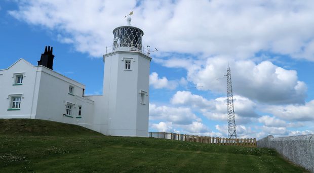 De vuurtoren van Lizard Point met kortegolf-draadantennes.