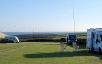 Op de camping met uitzicht op zee. De 10m hoge kortegolf-antenne is voor de radioverbinding met de vrienden thuis in Kampen e.o.