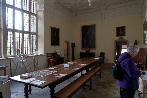 De "Great Hall" maakt een onmiskenbare middeleeuwse indruk. Bijzonder plafond en vensters!