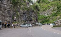 In de Cheddar Gorge zijn scholieren het bergbeklimmen aan het oefenen.