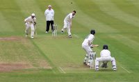 We passeren (in het centrum!) een cricketveld...