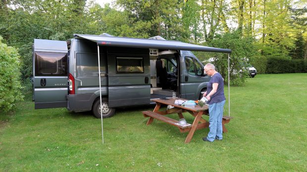 Op de camping doe ik de afwas, die gaat nat mee terug naar de camper waar Femma afdroogt.