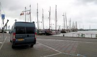 Camperplek aan de haven in Enkhuizen.