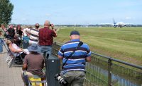 Vliegtuigspotters langs de Polderbaan.