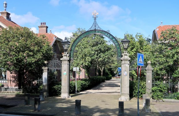 Hoofdingang van het Snouck van Loosenpark.