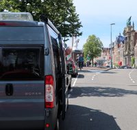 Links de bus, rechts het Tyler Museum. "Kom je ook even wat eten?"