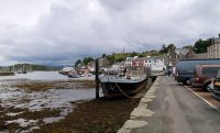 De haven in het stadje Tarbert.