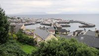 Het havenplaatsje Mallaig gezien vanaf de berg.