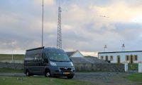 De antenne staat! Bij de vuurtoren op de "Butt of Lewis".